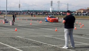 Un momento dell'esibizione delle auto d'epoca modificate che ha avuto luogo durante il pomeriggio di domenica